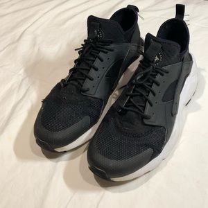 Nike Air huaraches black and white